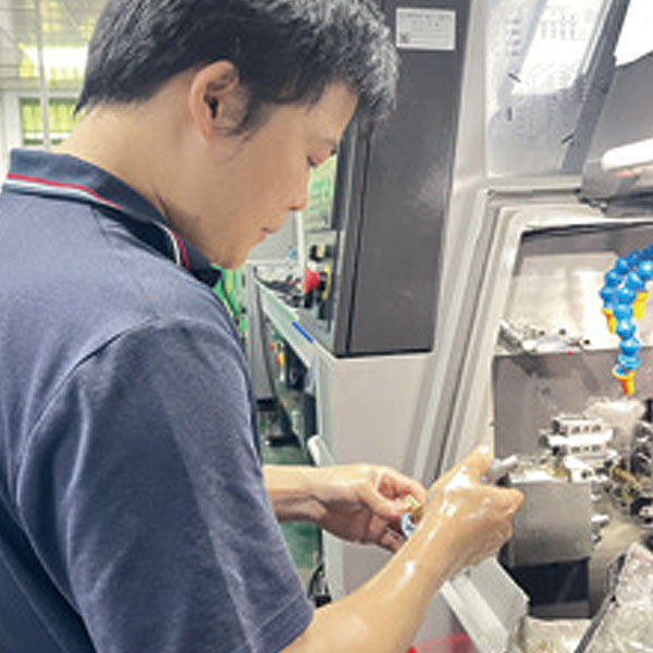 3,-Sản xuất v&agrave; chế tạo